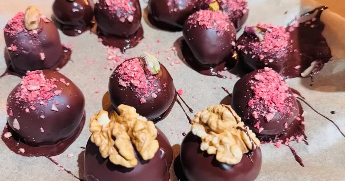 No-Bake Himbeer-Brownie Balls mit Walnüssen und Himbeer-Crunch