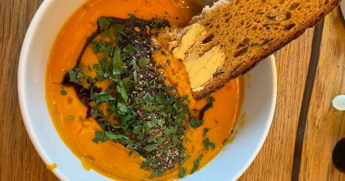 Leos Lieblings-Linsen-Suppe mit Kürbiskernöl, Nuss-Kräuter-Topping und geröstetem Brot